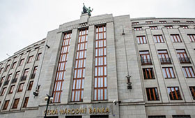 Česko má jednu z nejvíce uvolněných měnových politik na světě, píše Bloomberg