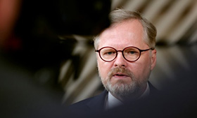 Koruna oslabuje nad 24 korun za euro. Fialova vláda bude moci vyhlásit vítězství nad inflací